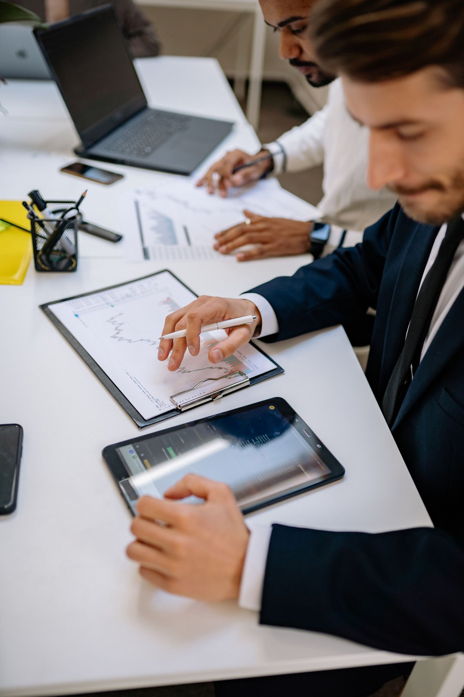 Profissionais analisando dados e tecnologia no escritório
